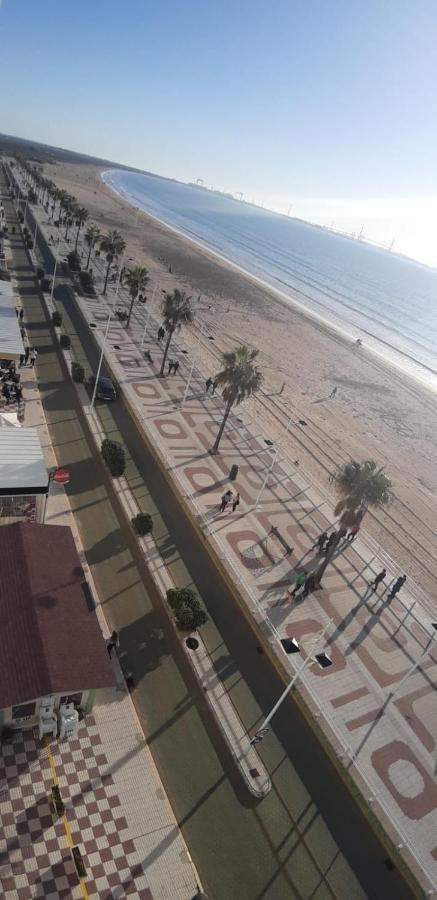 Primera Linea De Playa En Valdelagrana El Puerto de Santa Maria Bagian luar foto